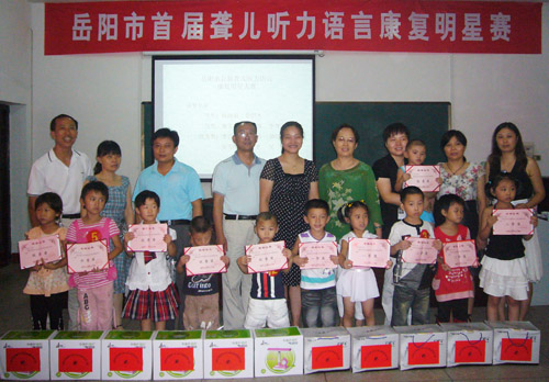 图为获奖的小明星与评委们合影留念 图为获奖的小明星与评委们合影留念