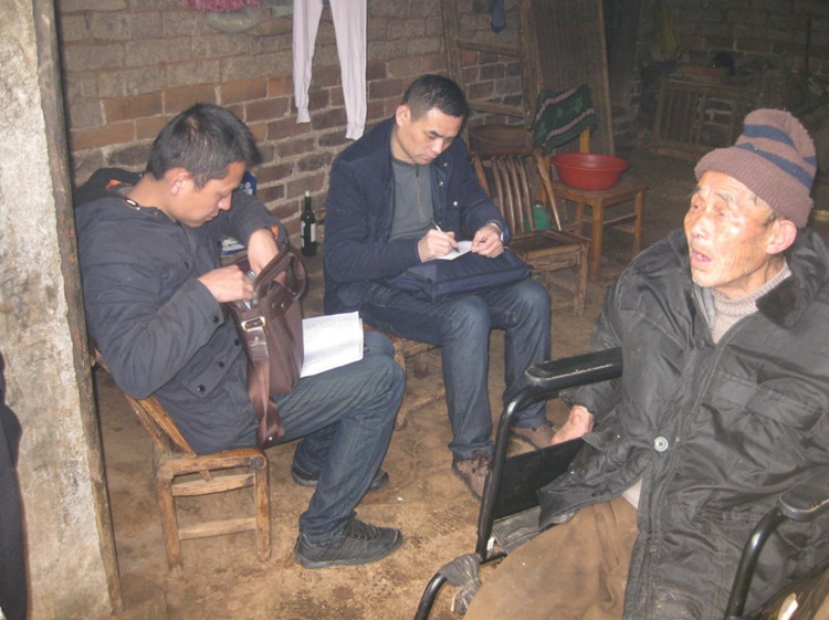 工作人员正在了解残疾人的生活状况