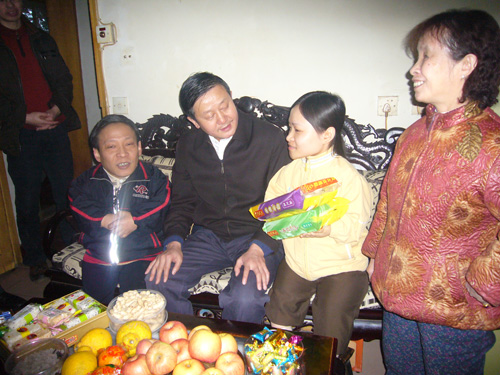 图为侯定旺理事长对残疾人王燕一家长期关怀倍至