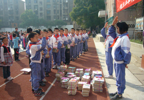 图为岳阳市岳阳楼区旭日小学学生们积极踊跃捐书现场