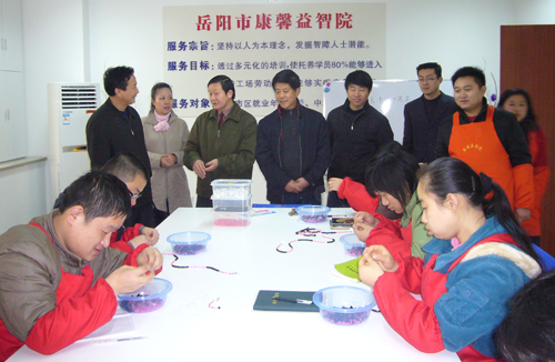 图为岳阳市人大视察组开心地走进岳阳市残疾人托养机构――康馨益智院 图为岳阳市人大视察组开心地走进岳阳市残疾人托养机构――康馨益智院