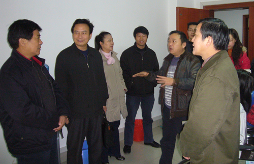 图为视察组听取艾瑞杰(岳阳)高科技残疾人才就业培训基地的工作汇报 图为视察组听取艾瑞杰(岳阳)高科技残疾人才就业培训基地的工作汇报