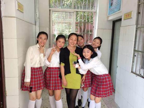 说明: F:\教师典型材料\师者仁心（潘兴久）\IMG_6387.JPG